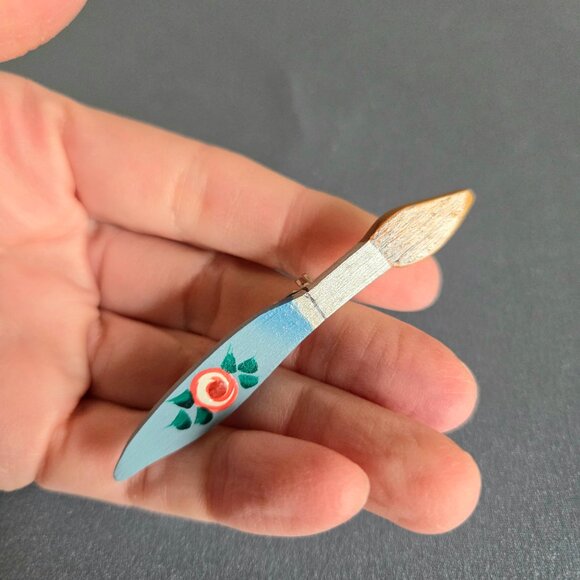 Vintage 1998 hand made wooden brooch in the shape of an artist's paintbrush. - Picture 2 of 5